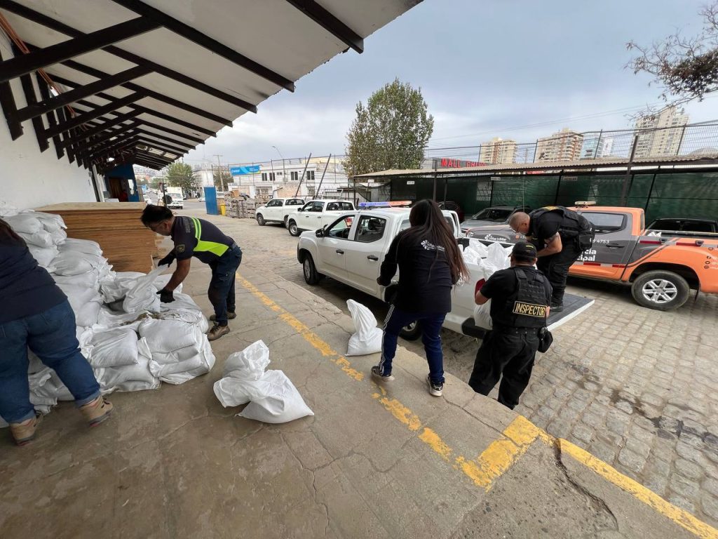 Imagen principal: Municipio de Viña del Mar adopta medidas preventivas y se despliega en terreno ante sistemas frontales