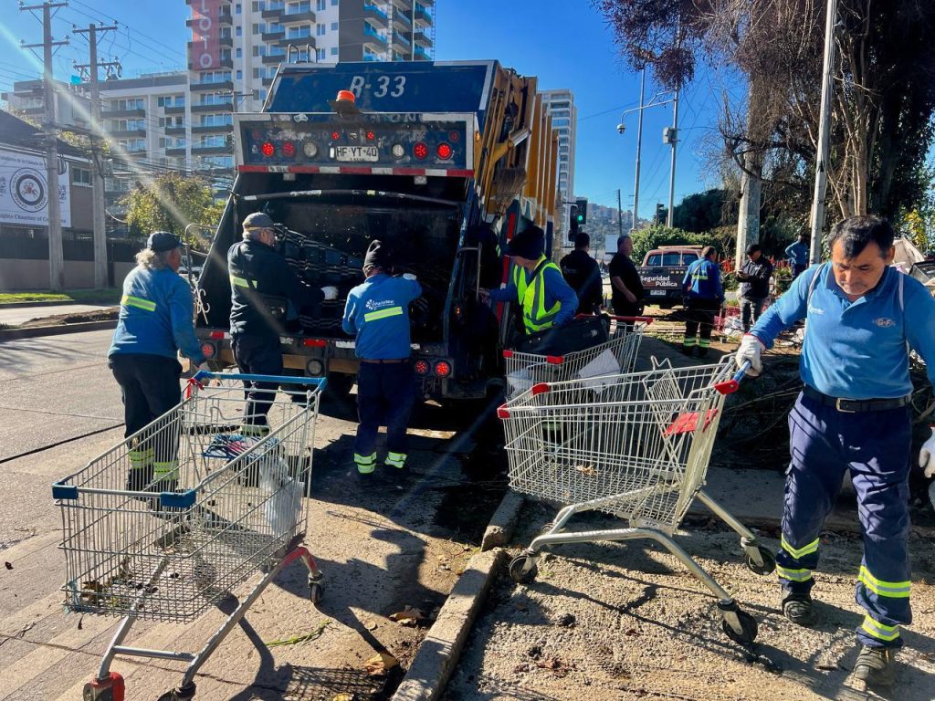 Imagen principal: Intensos operativos municipales han permitido retiro de más de 8 mil rucos, carpas y estructuras de la vía pública en Viña del Mar