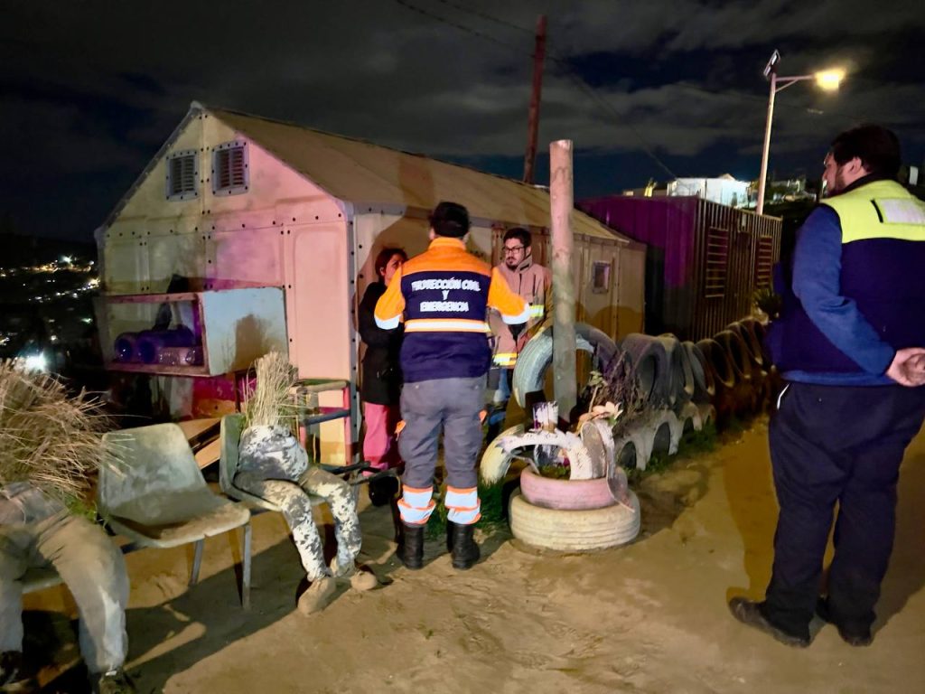 Imagen principal: Sistema frontal en Viña del Mar: despliegue completo de equipos en terreno