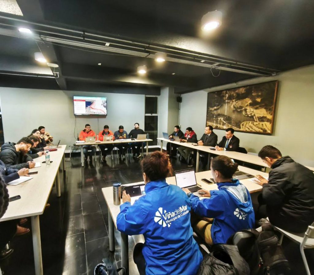 Imagen principal: Cogrid comunal y equipos municipales se despliegan en Viña del Mar ante alerta de tsunami