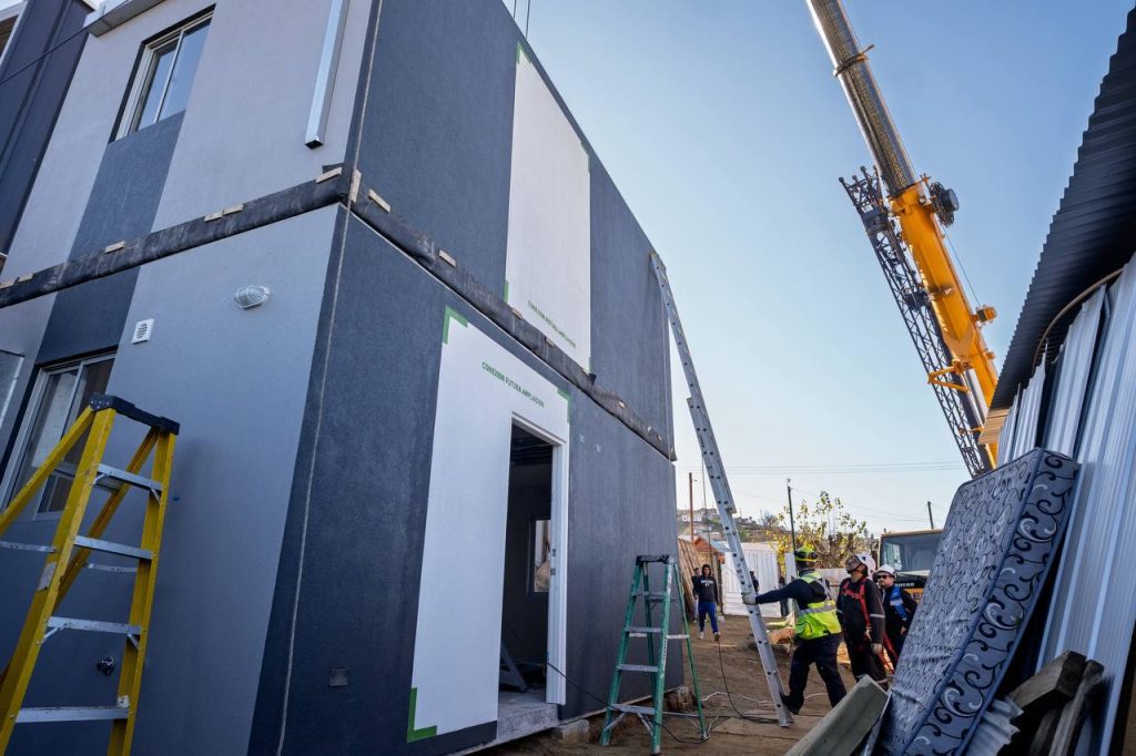 Imagen principal: Municipio impulsa la reconstrucción instalando viviendas prefabricadas en el sector siniestrado de Viña del Mar