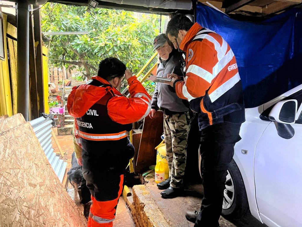 Imagen principal: Municipio de Viña del Mar continúa con despliegue de equipos en terreno para atender emergencias por sistema frontal