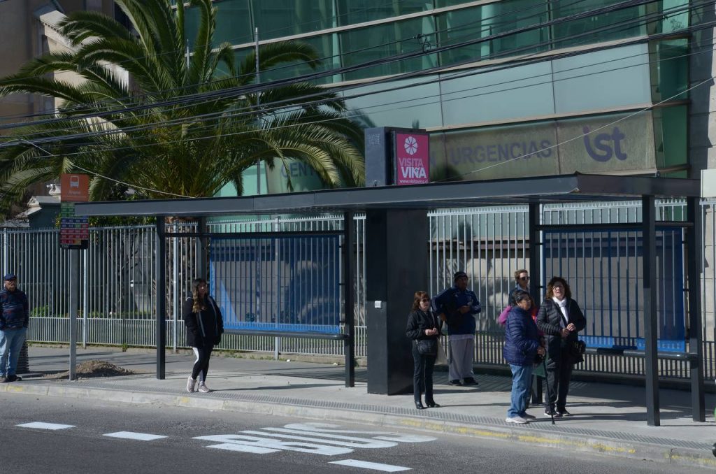 Imagen principal: Viña del Mar inaugurará más de 80 refugios peatonales en diversos puntos de la ciudad: obras tienen importante avance