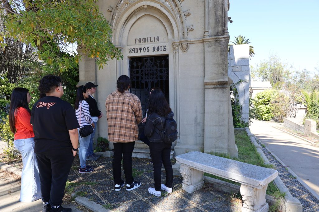 Imagen principal: Cementerio Santa Inés redobla turnos para recibir a visitantes en la conmemoración del Día de Todos los Santos