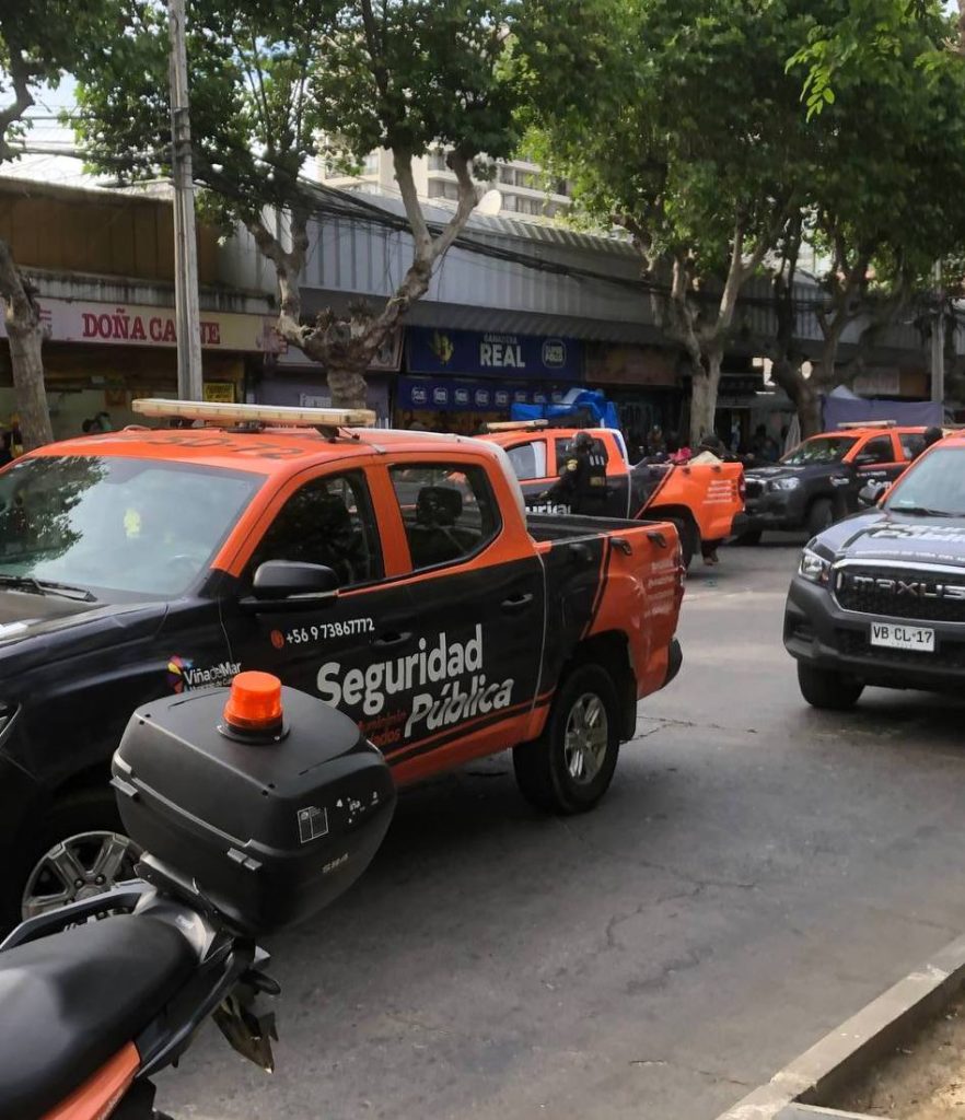 Imagen principal: AMPLIO OPERATIVO EN CALLE QUILLOTA REALIZA EL MUNICIPIO DE VIÑA DEL MAR CON CARABINEROS: 15 DETENIDOS Y 15 MIL CAJAS DE CIGARRILLOS DECOMISADAS