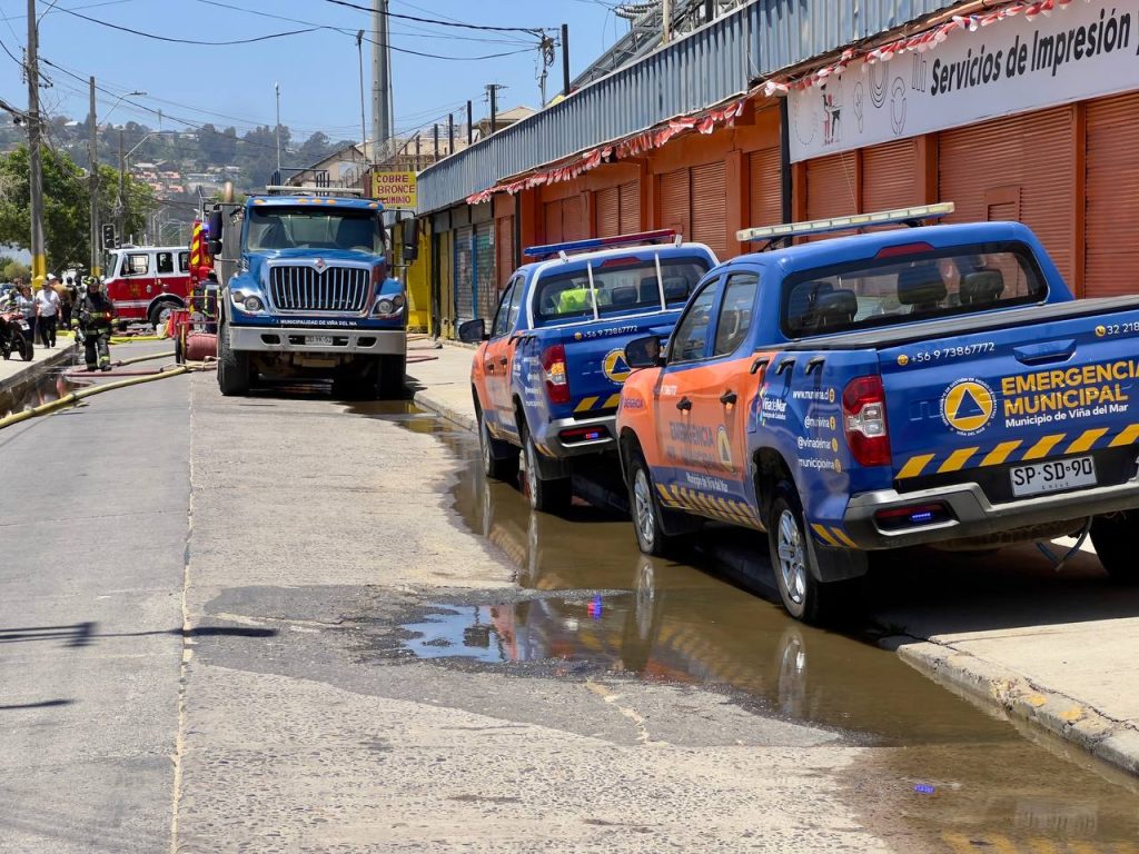 Imagen principal: Municipio de Viña del Mar realizó completo despliegue de equipos de emergencia en control de incendio en Arlegui
