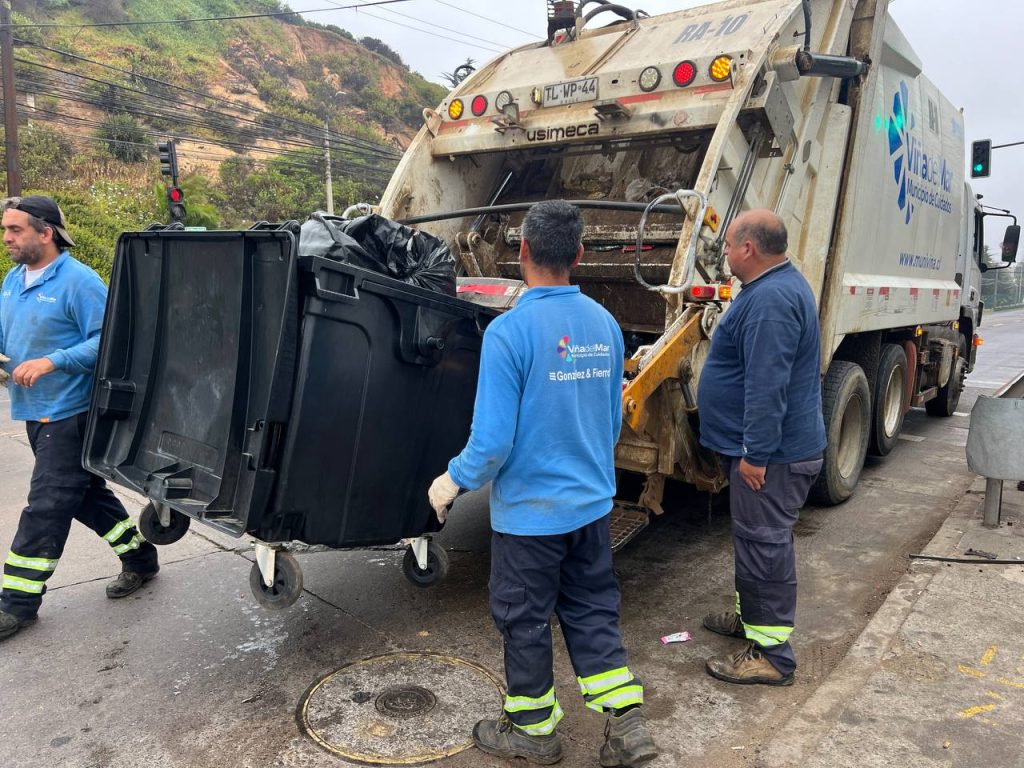 Imagen principal: Intenso operativo de limpieza ejecutó Municipio de Viña del Mar en espacios públicos tras celebración de Año Nuevo