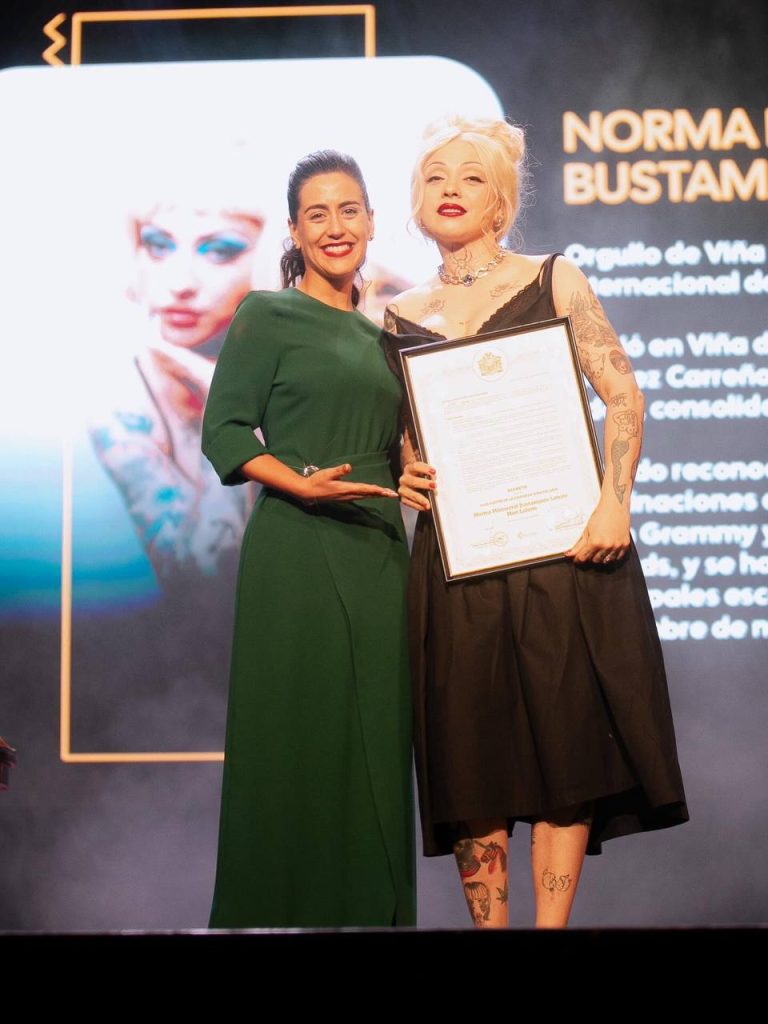 Imagen principal: Alcaldesa Macarena Ripamonti declara Hija Ilustre de Viña del Mar a Mon Laferte