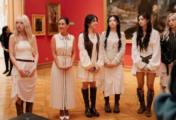 Imagen de la noticia Integrantes de NMIXX conocieron parte de la historia de Viña en el Palacio Vergara, tras invitación de alcaldesa Ripamonti