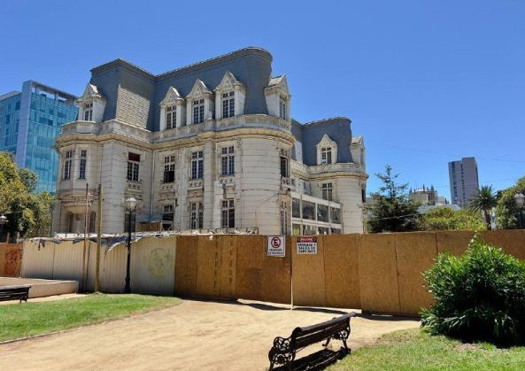 Iniciaron obras de reparación de la techumbre del Palacio Carrasco en Viña del Mar