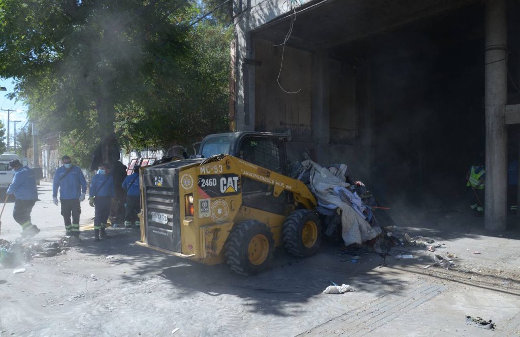Imagen principal: MUNICIPIO DE VIÑA DEL MAR DESPEJA PROPIEDAD ABANDONADA QUE ERA FOCO DE INCIVILIDADES Y BOTADERO DE BASURA