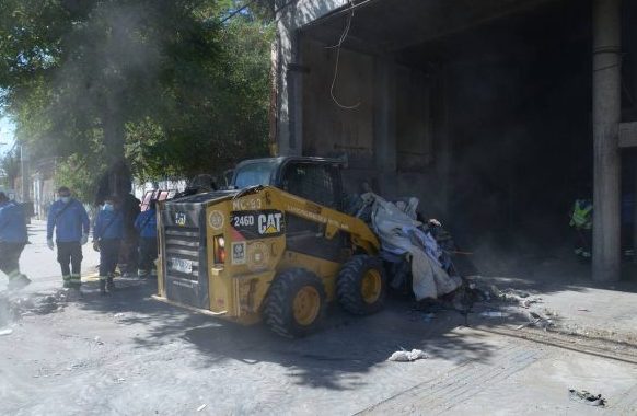 Imagen de noticia: MUNICIPIO DE VIÑA DEL MAR DESPEJA PROPIEDAD ABANDONADA QUE ERA FOCO DE INCIVILIDADES Y BOTADERO DE BASURA