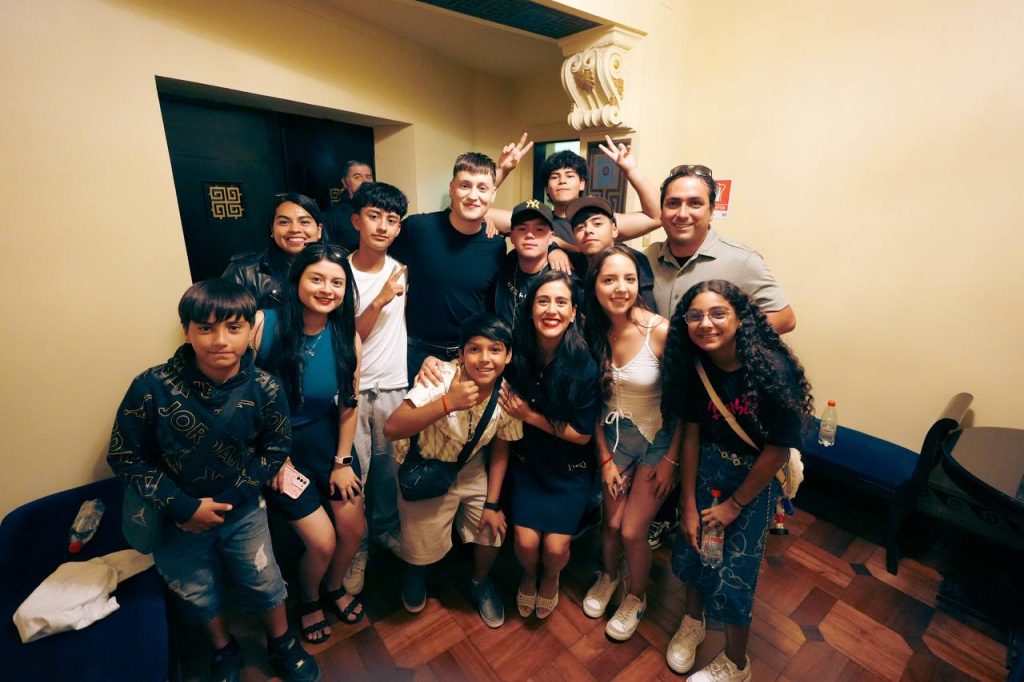 Imagen principal: NIÑOS DE EL OLIVAR LOGRARON CONOCER A KIDD VOODOO PREVIO A SU SHOW EN EL TEATRO MUNICIPAL DE VIÑA DEL MAR