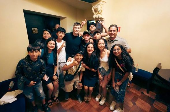 Imagen de noticia: NIÑOS DE EL OLIVAR LOGRARON CONOCER A KIDD VOODOO PREVIO A SU SHOW EN EL TEATRO MUNICIPAL DE VIÑA DEL MAR