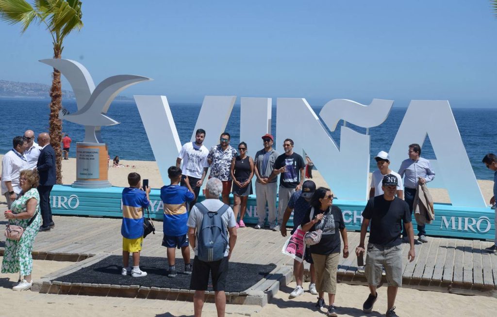 Imagen principal: Viña del Mar potencia su imagen turística con letras volumétricas y la Gaviota con  parador fotográfico  en playa Los Marineros