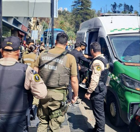 Imagen principal: Seguridad Pública del Municipio de Viña del Mar logra detención de ocho sujetos con apoyo de aerovigilancia