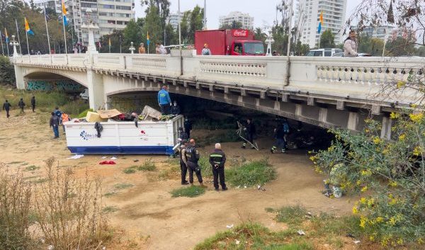 Imagen de noticia: Más de 81 toneladas de residuos ha retirado el Municipio de Viña del Mar desde estero y otros sectores de la ciudad durante el verano
