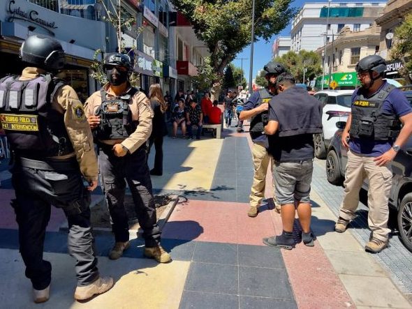 Imagen de la noticia INTENSA LABOR DE SEGURIDAD PÚBLICA MUNICIPAL LOGRÓ 440 DETENCIONES, 324 OPERATIVOS CONTRA EL COMERCIO ILEGAL Y 36.346 ESPECIES DECOMISADAS ESTE VERANO