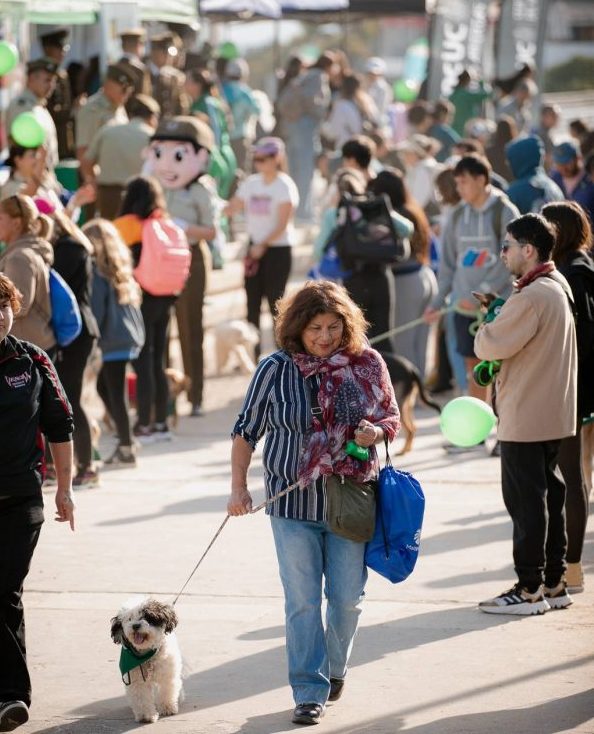 Imagen de la noticia Masiva presencia de familias en el Borde Costero de Viña del Mar en Caminata Familiar Canina por el 99º Aniversario de Carabineros de Chile