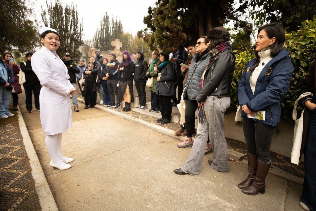 Imagen principal: Alta convocatoria en jornada abierta en cementerio Santa Inés y recorridos en palacios y sitios patrimoniales en Día del Patrimonio