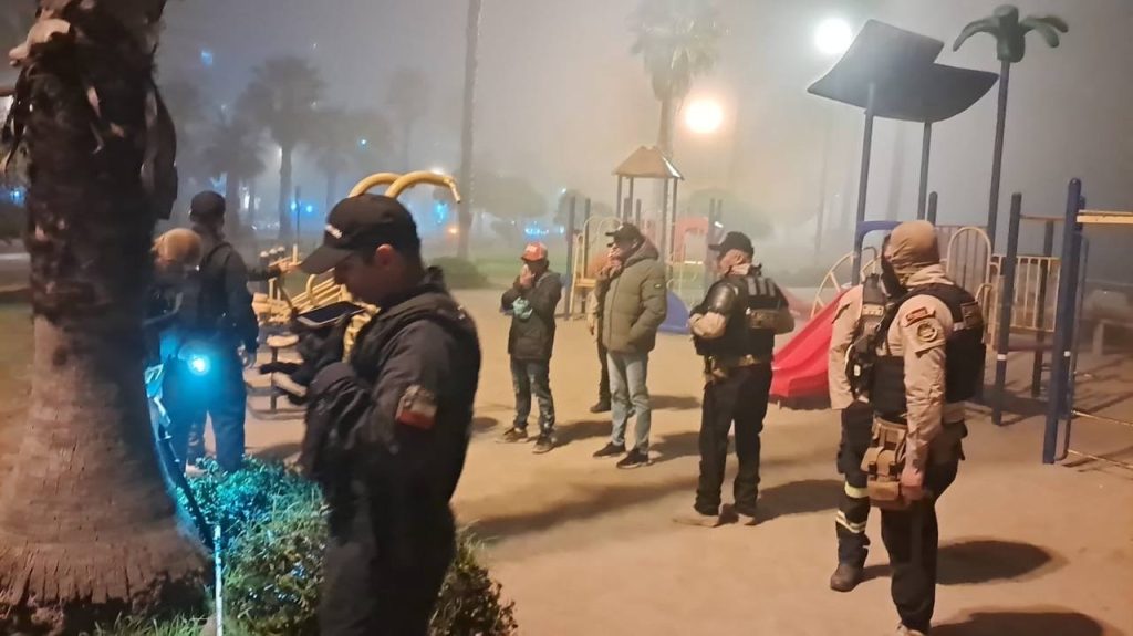 Imagen principal: Fin de semana largo: intensos operativos nocturnos de Seguridad Pública, Carabineros y Policía Marítima permiten disminuir delitos y aumentar detenciones
