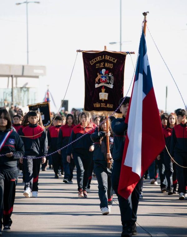 Imagen de la noticia    Estudiantes de Viña del Mar rindieron homenaje a las Glorias Navales 
