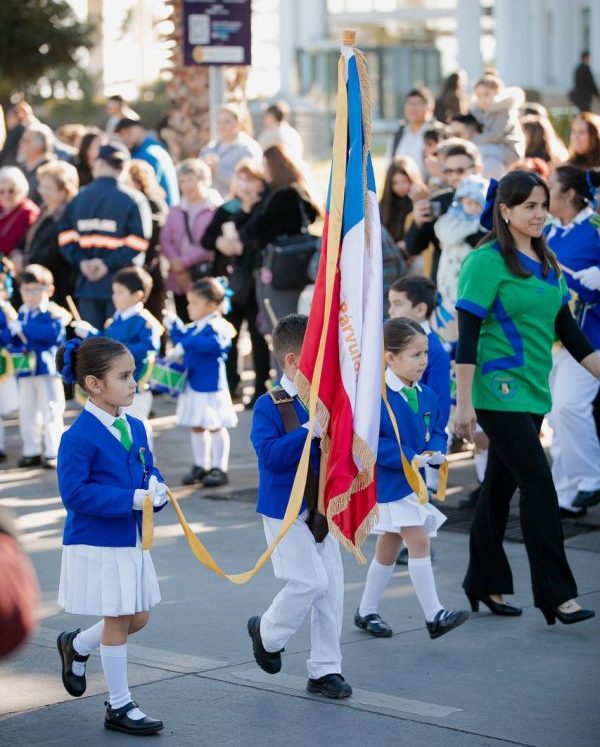 Imagen de la noticia    Estudiantes de Viña del Mar rindieron homenaje a las Glorias Navales 