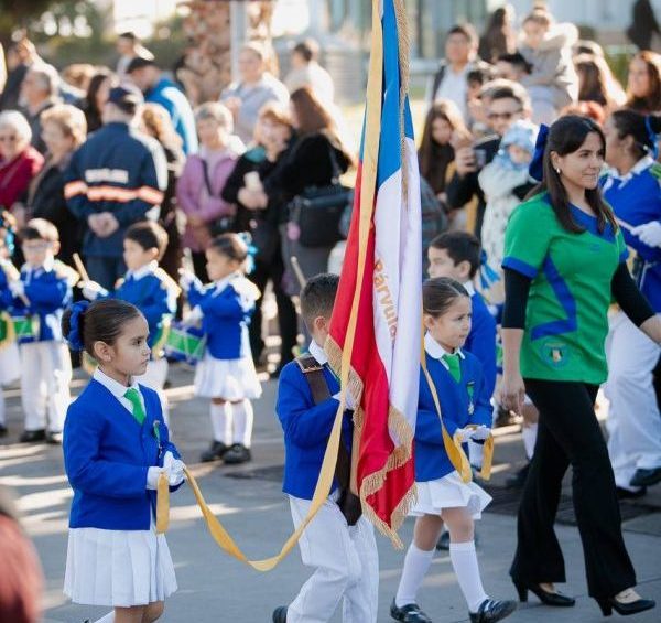 Imagen de la noticia    Estudiantes de Viña del Mar rindieron homenaje a las Glorias Navales 