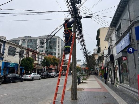 Imagen de la noticia Viña del Mar: aprueban ordenanza de retiro de cables en desuso y ordenamiento del espacio aéreo
