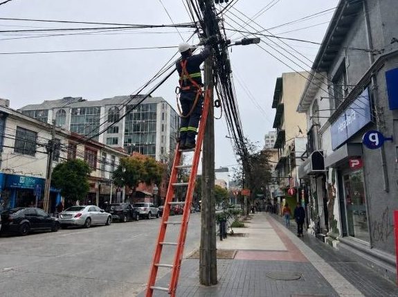 Imagen de la noticia Viña del Mar: aprueban ordenanza de retiro de cables en desuso y ordenamiento del espacio aéreo