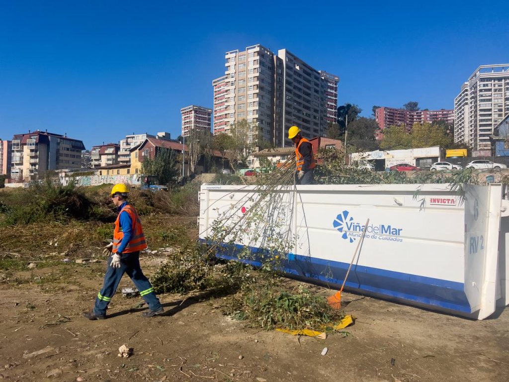 Imagen principal: Municipio de Viña del Mar refuerza plan de limpieza de microbasurales en cuencas y quebradas ante fuertes lluvias invernales