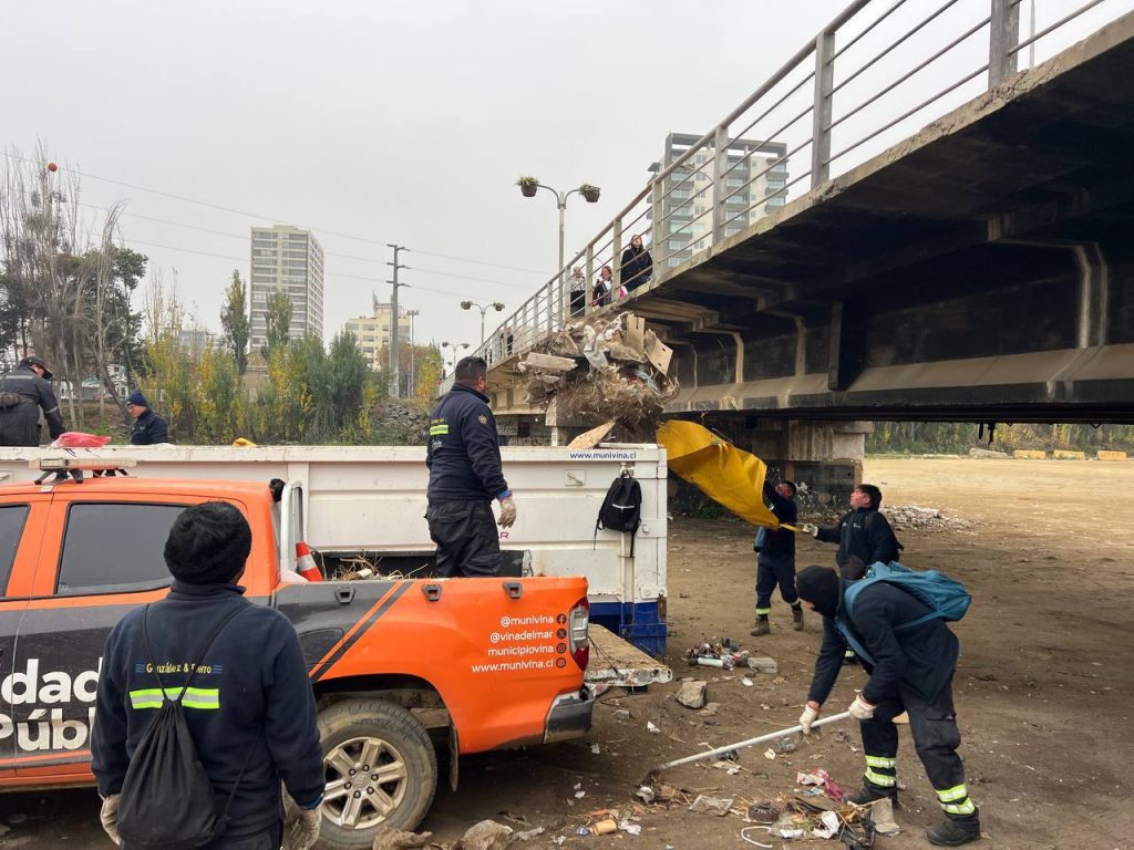Imagen principal: Municipio de Viña del Mar refuerza limpieza y retiro de rucos en Estero Marga Marga: 33 toneladas de residuos retirados solo durante mayo