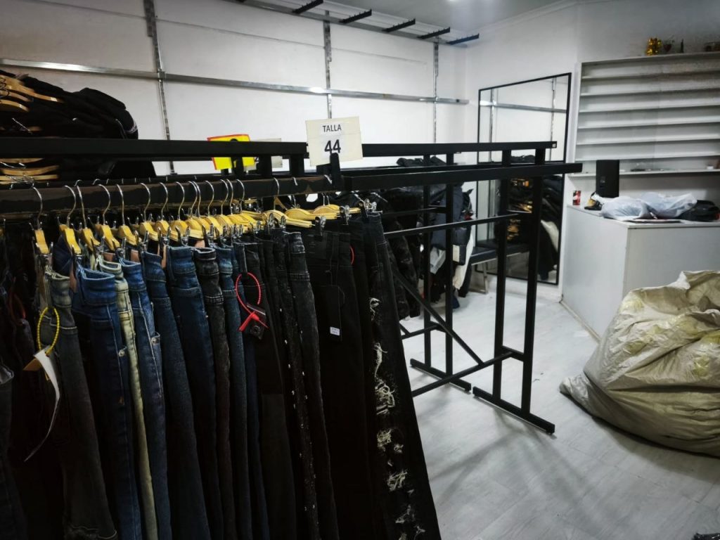 Imagen principal: Operativo de fiscalización permite incautación de productos falsificados y detención de dos personas en céntrica galería comercial de Viña del Mar