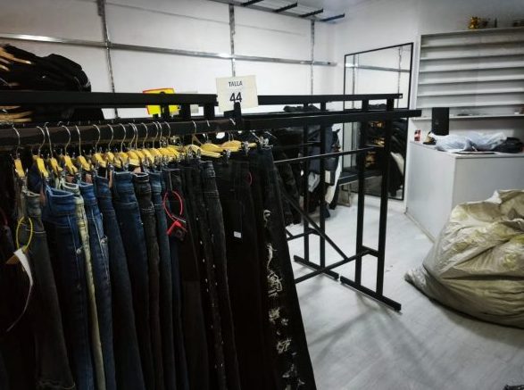 Operativo de fiscalización permite incautación de productos falsificados y detención de dos personas en céntrica galería comercial de Viña del Mar