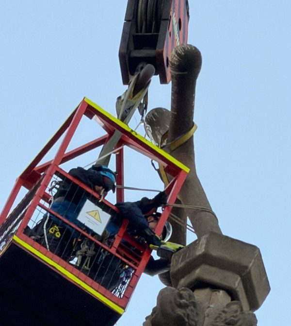 Imagen de la noticia Equipos municipales  lideraron exitoso retiro de cruz de iglesia Los Carmelitas en Viña del Mar