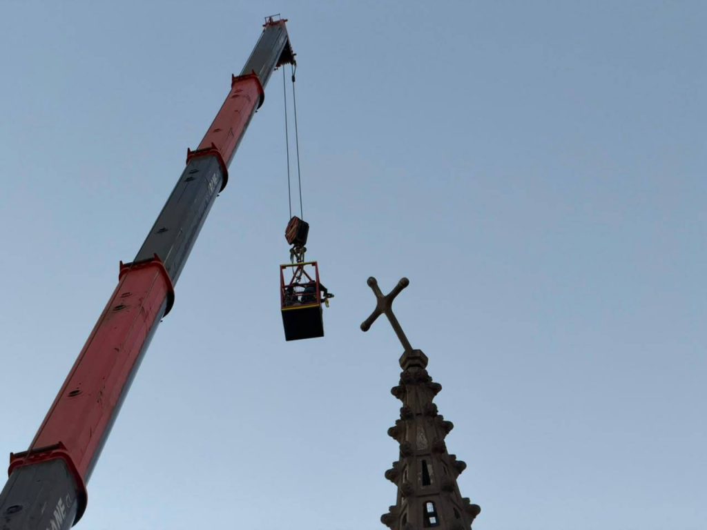 Imagen principal: Equipos municipales  lideraron exitoso retiro de cruz de iglesia Los Carmelitas en Viña del Mar