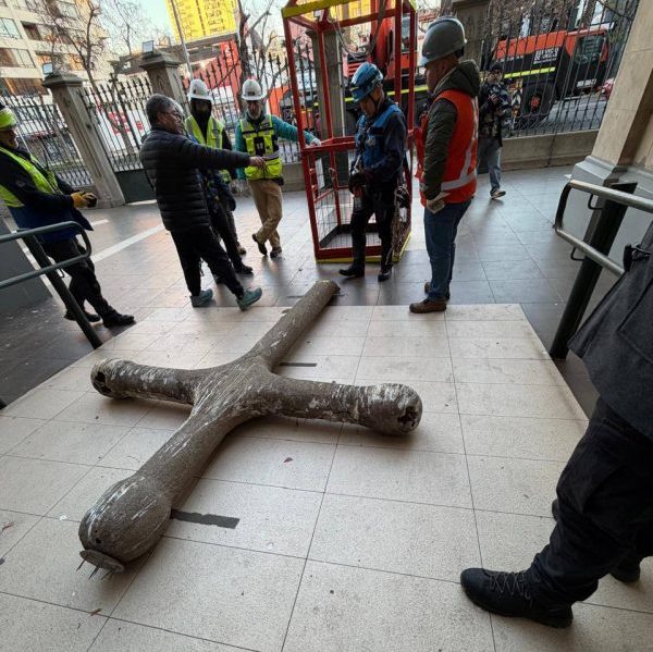 Imagen de la noticia Equipos municipales  lideraron exitoso retiro de cruz de iglesia Los Carmelitas en Viña del Mar