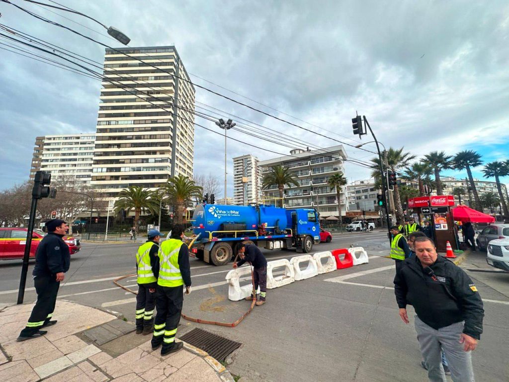 Imagen principal: Municipio de Viña del Mar realizó cierre preventivo de Av. Perú por marejadas en borde costero