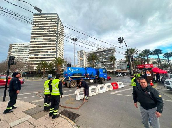 Imagen de noticia: Municipio de Viña del Mar realizó cierre preventivo de Av. Perú por marejadas en borde costero
