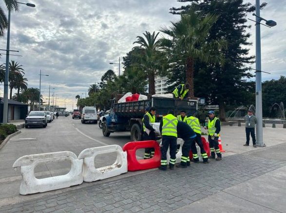 Imagen de la noticia Municipio de Viña del Mar realizó cierre preventivo de Av. Perú por marejadas en borde costero