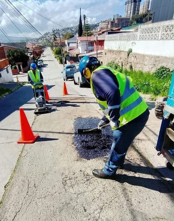 Imagen de noticia: Municipio de Viña del Mar intensifica plan de bacheo de calles tras paso de sistemas frontales