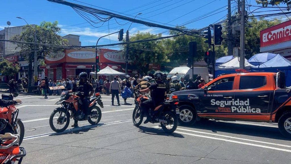 Imagen principal: Municipio de Viña del Mar presentará querella por agresión con cloro a inspectores y carabineros que realizaban operativo contra el comercio ilegal