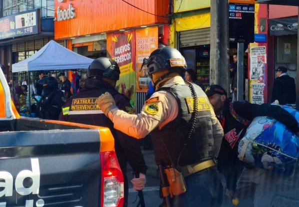 Imagen de la noticia Municipio de Viña del Mar presentará querella por agresión con cloro a inspectores y carabineros que realizaban operativo contra el comercio ilegal
