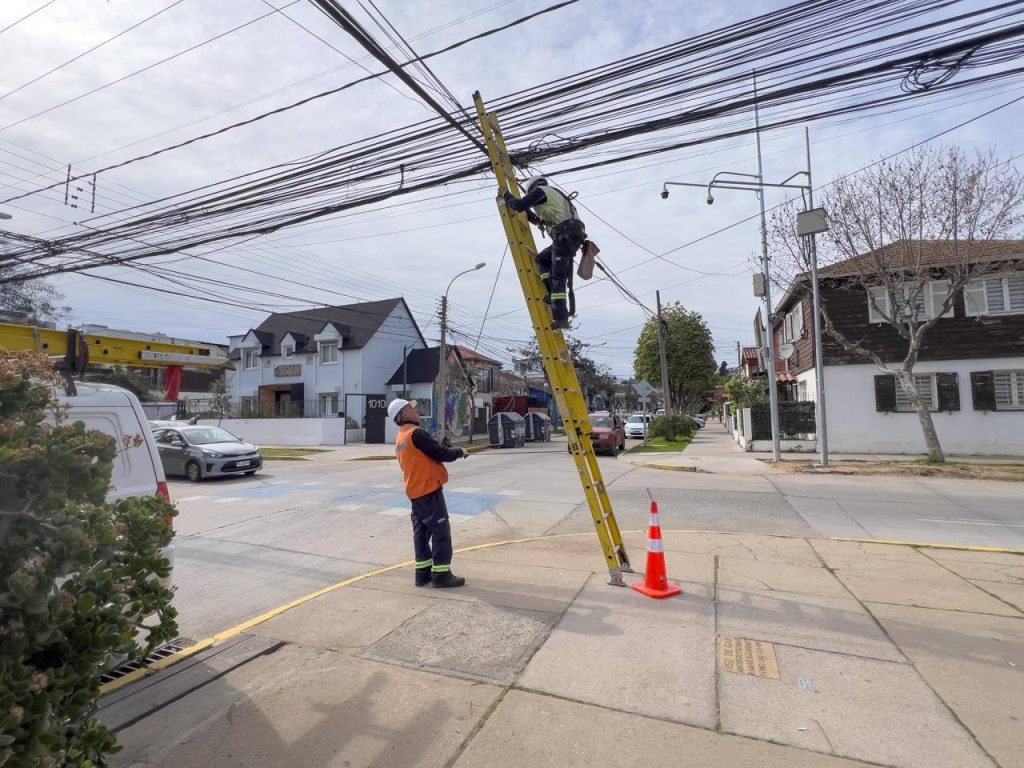 Imagen principal: Cerca de 13 mil metros de cables en desuso se han retirado desde diversos sectores de Viña del Mar tras impulso de nueva Ordenanza Municipal