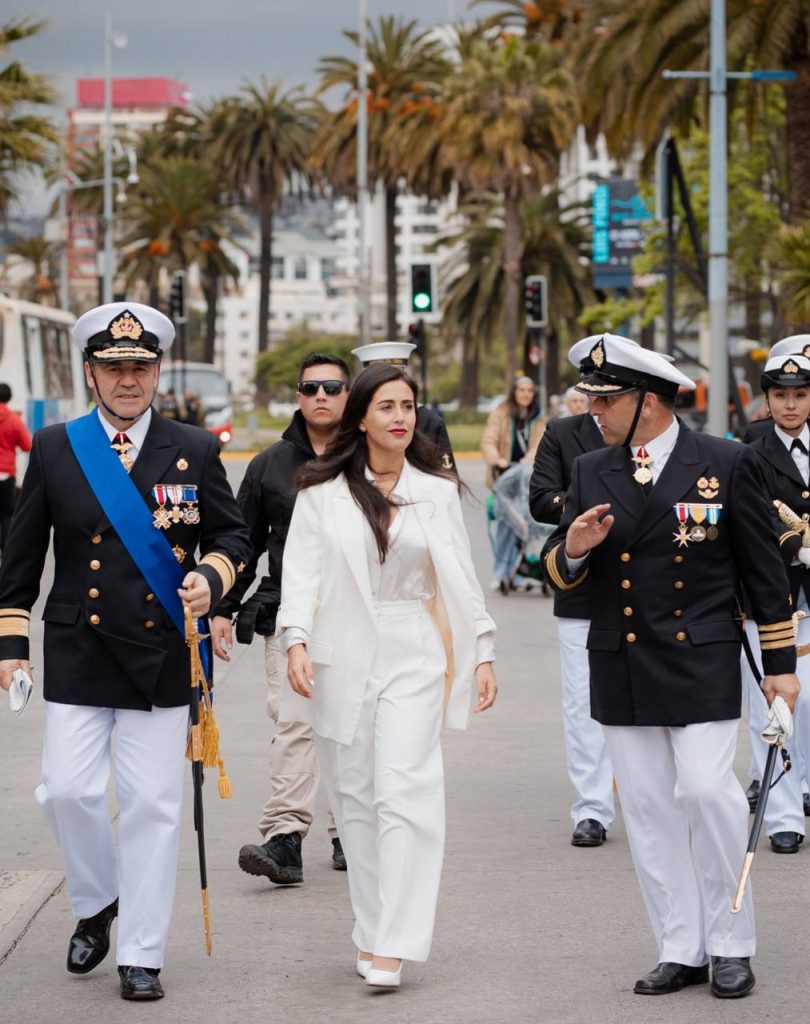 Imagen principal: Alcaldesa Macarena Ripamonti encabezó desfile naval por calles de Viña del Mar tras la  participación en la Gran Parada Militar