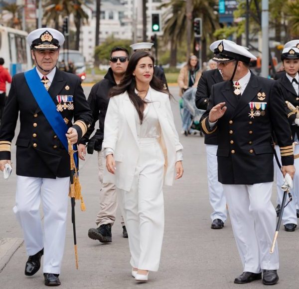 Imagen de noticia: Alcaldesa Macarena Ripamonti encabezó desfile naval por calles de Viña del Mar tras la  participación en la Gran Parada Militar