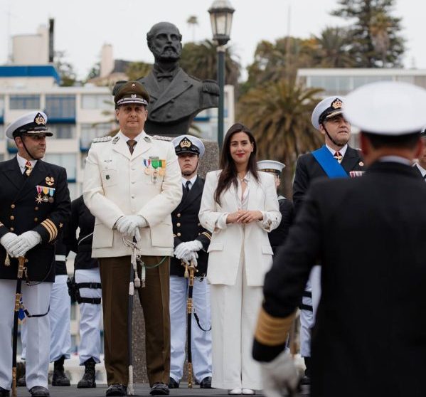Imagen de la noticia Alcaldesa Macarena Ripamonti encabezó desfile naval por calles de Viña del Mar tras la  participación en la Gran Parada Militar