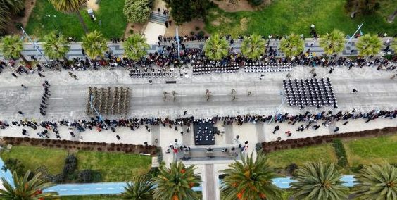 Imagen de la noticia Alcaldesa Macarena Ripamonti encabezó desfile naval por calles de Viña del Mar tras la  participación en la Gran Parada Militar