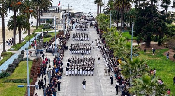Imagen de la noticia Alcaldesa Macarena Ripamonti encabezó desfile naval por calles de Viña del Mar tras la  participación en la Gran Parada Militar