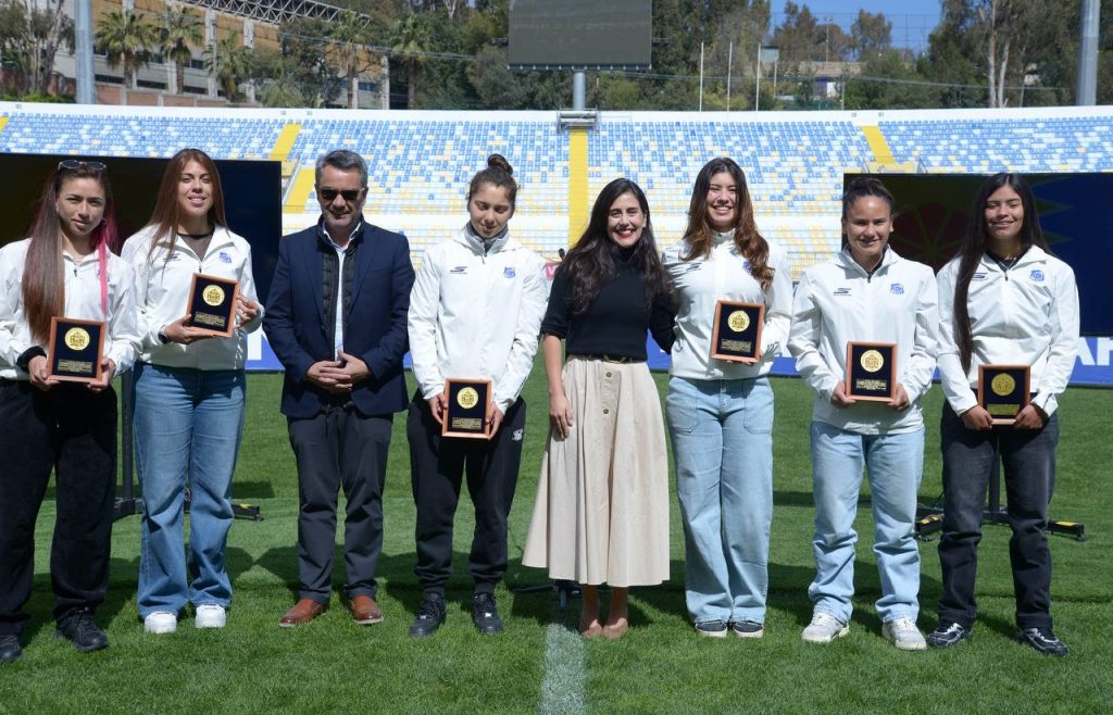 Imagen principal: Municipio de Viña del Mar homenajeó a equipo de Everton femenino tras la obtención del título y el ascenso